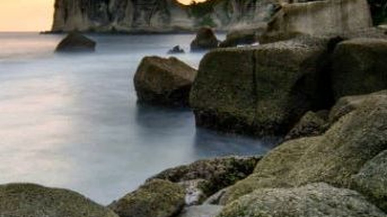 Mengunjungi Pantai Pangasan di Pacitan, Surganya Para Peselancar