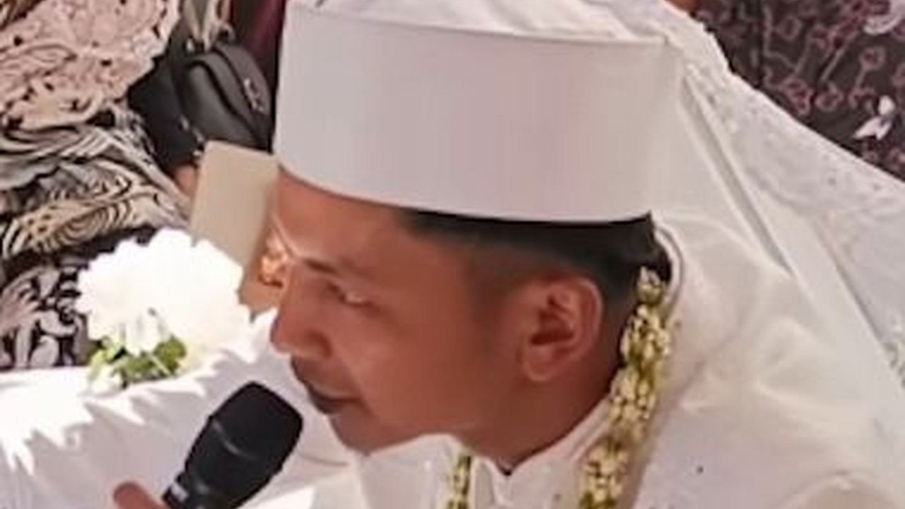 Potret Pernikahan Unik di Kampung, Bawaan Seserahan Mulai dari Kayu Bakar dan Kambing