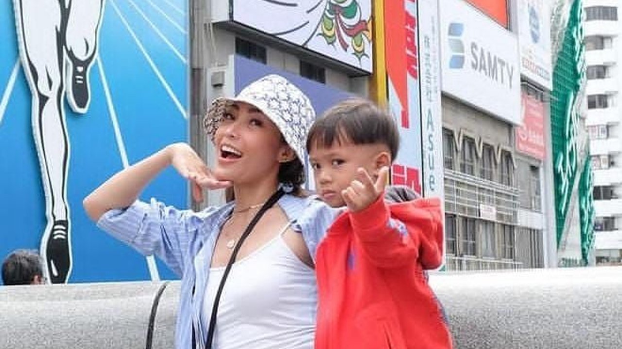 Intip Keseruan Keluarga Ayu Dewi Liburan di Jepang, Si Bontot Kalap Borong Spiderman