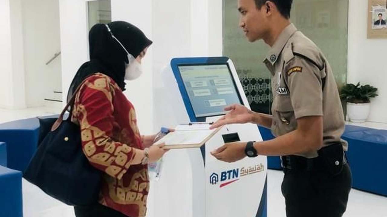 Satpam Perbankan Kini Berlomba Bisa Bantu Nasabah Bertransaksi