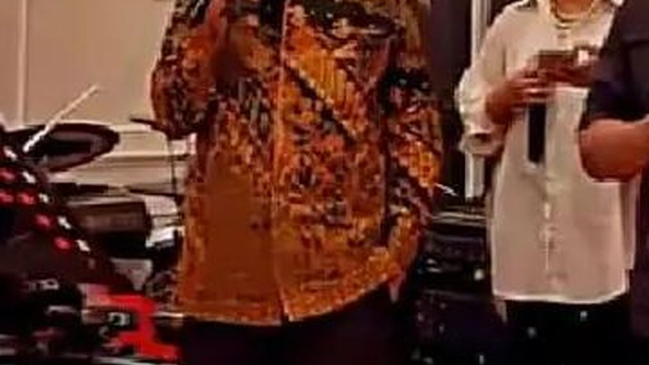 Asyiknya Mahfud MD Nyanyi Lagu Koes Plus, Lepas Lelah Usai Bekerja