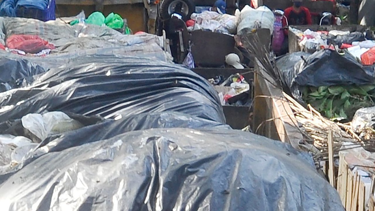 FOTO: TPA Cipayung Kelebihan Kapasitas, Sudah 2 Bulan Antrean Truk Sampah Mengular Parah di Depok