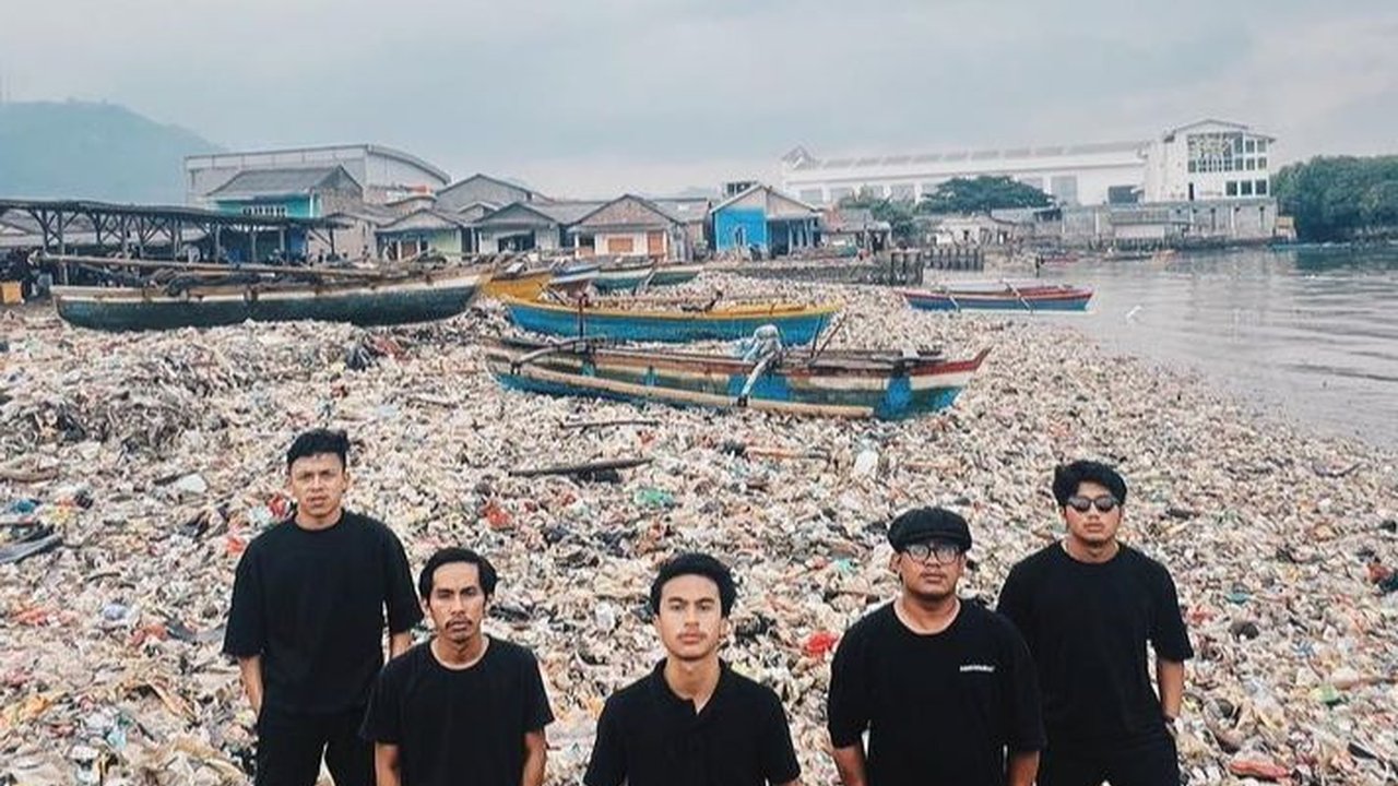 Ada di Lampung, Ini Momen Pandawara Group Bersihkan Pantai Terkotor Kedua di Indonesia