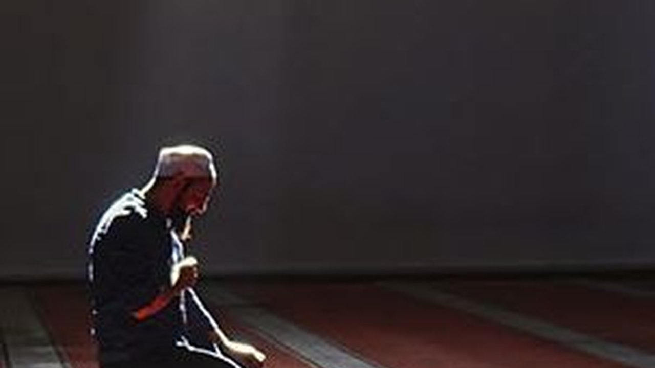Tata Cara Sholat Tahajud yang Mustajab, Pahami Bacaan Surat dan Niat Lengkapnya
