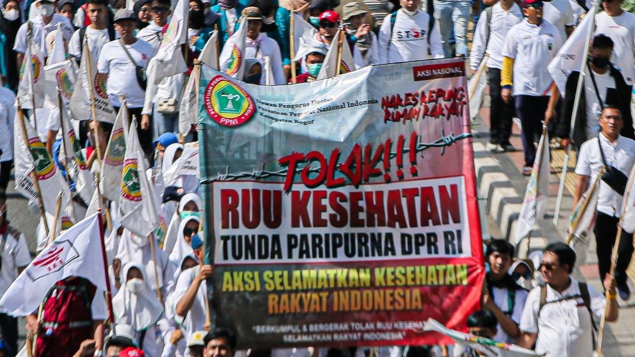 FOTO: Menentang Pengesahan RUU Kesehatan, Ribuan Tenaga Medis Geruduk DPR