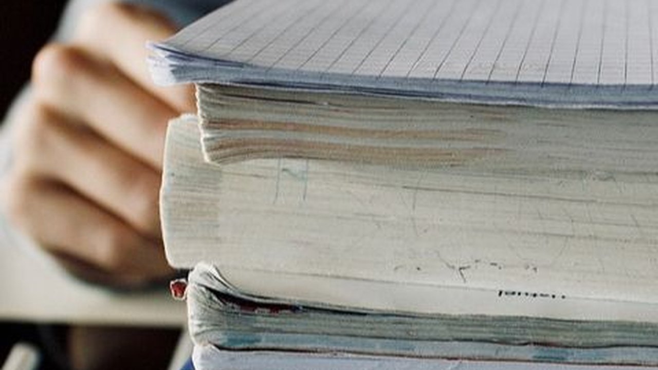 Gaji Guru di Indonesia Masih Kalah Jauh dari Singapura dan Vietnam