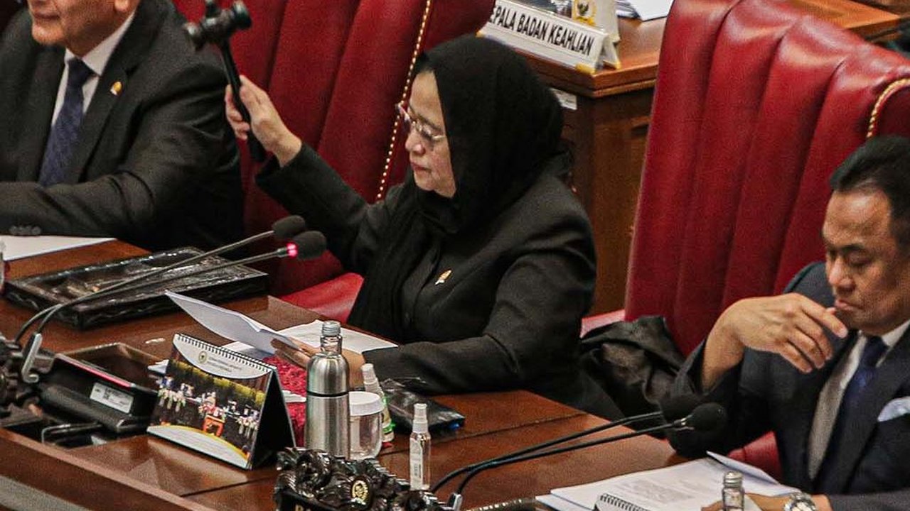 FOTO: Tok! DPR Sahkan RUU Kesehatan Jadi Undang-Undang Meski Didemo Ribuan Nakes