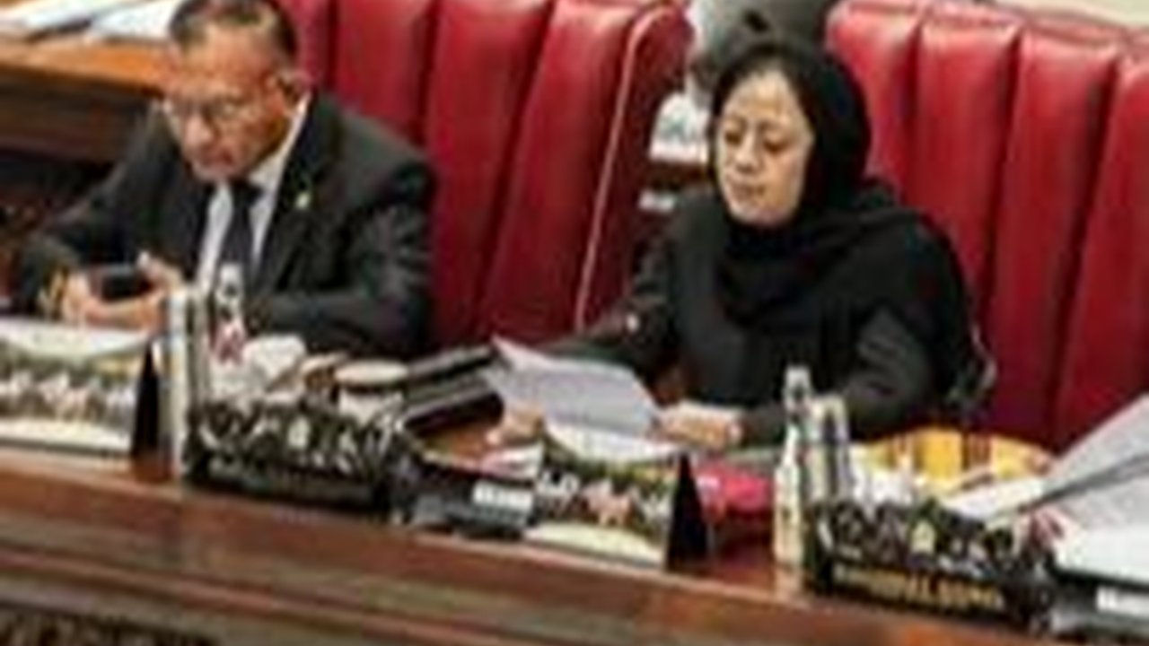 VIDEO: Ketua DPR Puan Maharani Berkerudung Hitam, Pimpin Rapat Pengesahan RUU Kesehatan