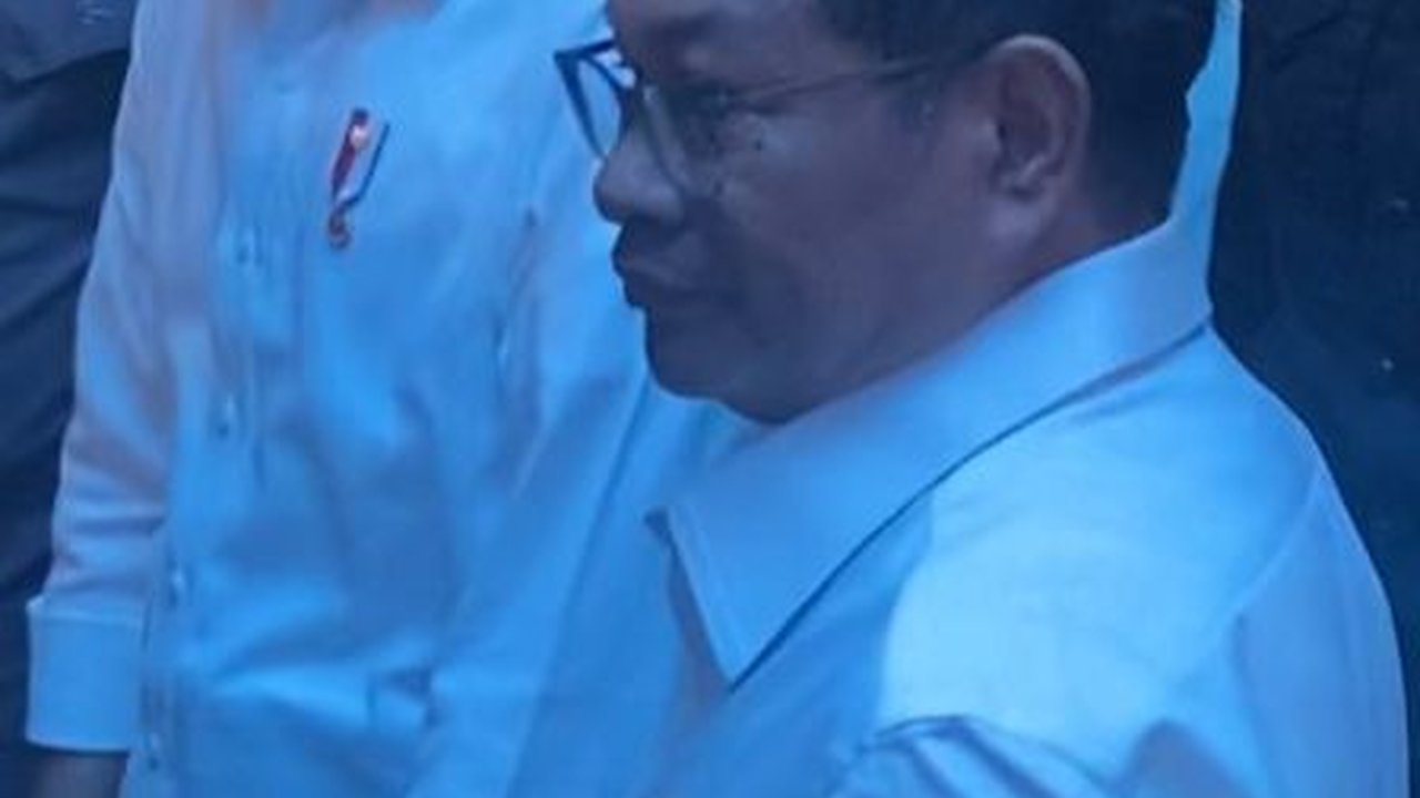 Momen Jokowi dan Ridwan Kamil Blusukan di Pasar Cihapit Bandung