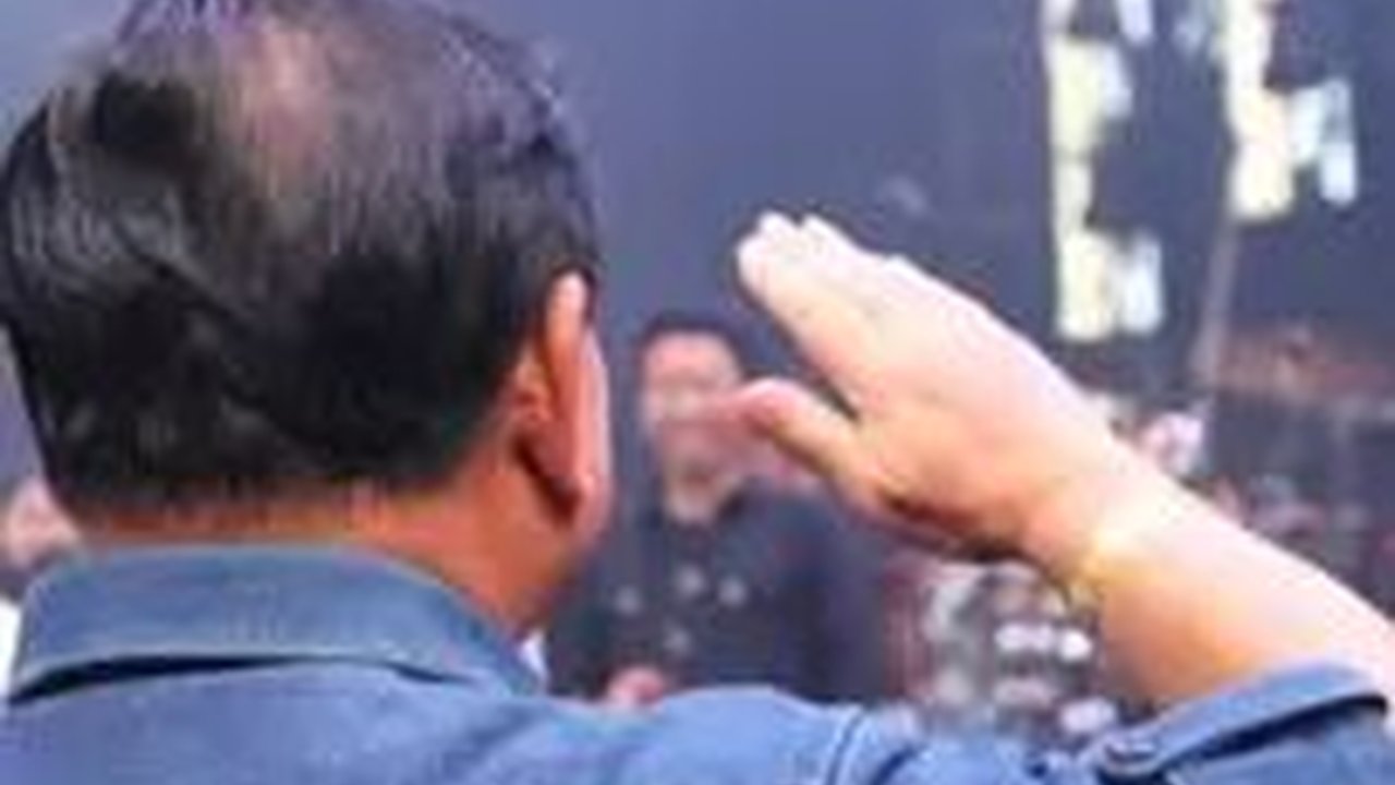 Jenderal Kopassus Tegap Beri Hormat Dengar Instrumen Militer di Konser Ari Lasso