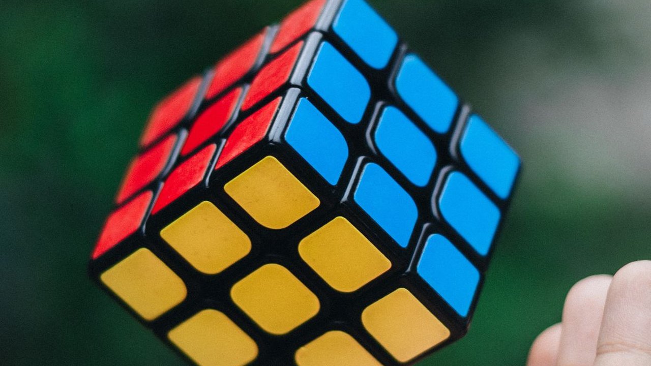 Cara Menyelesaikan Rubik 3x3 Bagi Pemula, Pahami Rumusnya