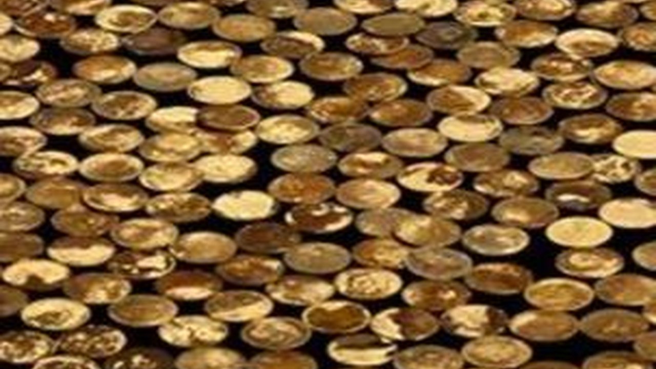Lagi Mencangkul di Ladang Jagung, Pria Ini Temukan Harta Karun 700 Keping Koin Emas dan Perak