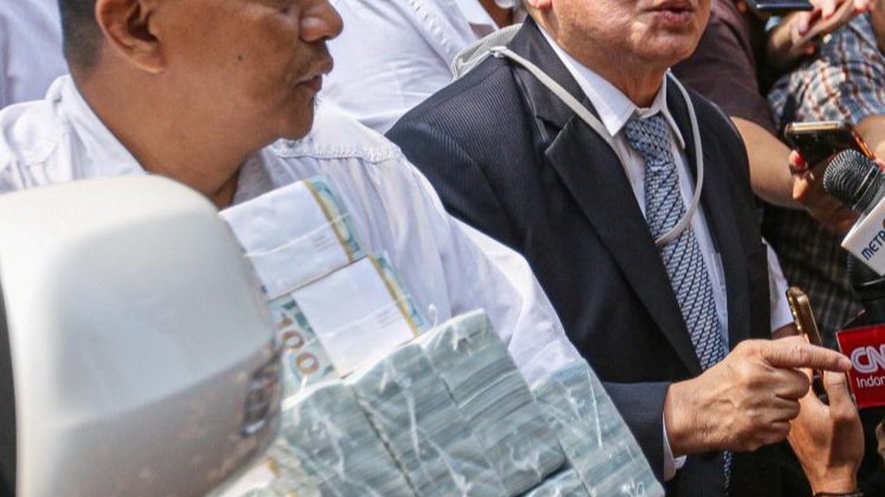 FOTO: Momen Kuasa Hukum Irwan Hermawan Kembalikan Uang Rp27 Miliar Terkait Kasus BTS 4G di Kejagung