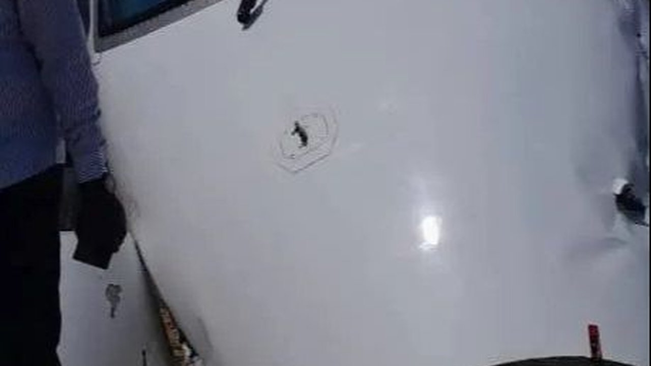 Momen Mengerikan Pesawat Komersil Tergelincir di Somalia, Tabrak Pagar Bandara Sampai Kokpit Hancur