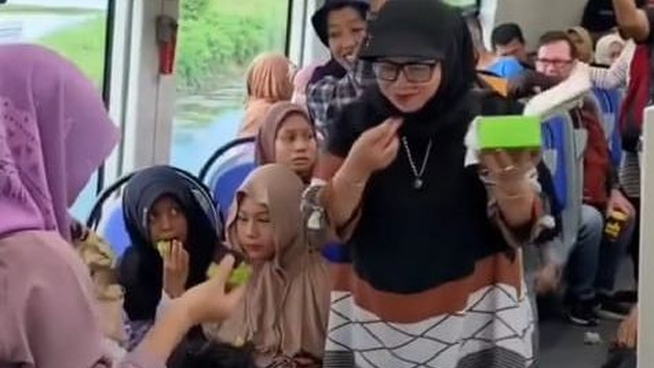 Viral Video Warga Piknik di KA Makassar-Parepare, Begini Penjelasan Kemenhub