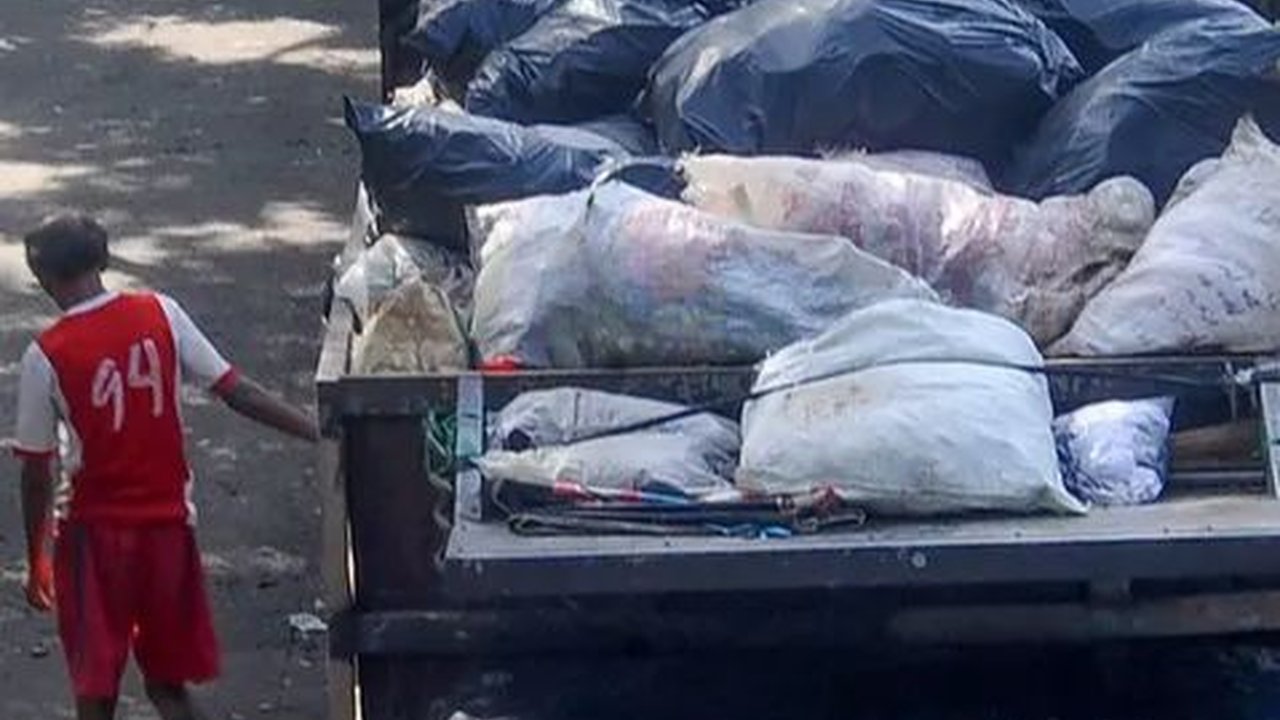 TPA Cipayung Penuh, Truk Pengangkut Sampah Harus Antre hingga Belasan Jam
