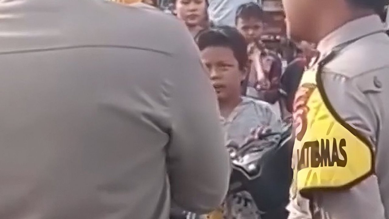 Proyek Pabrik Semen di Jawilan Digeruduk Emak-emak, Diduga Sebabkan Rumah Warga Roboh