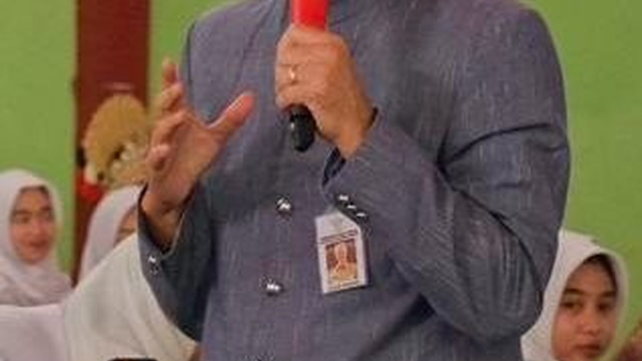 Ganjar Bebastugaskan Kepsek SMKN yang Tarik Pungli ke Siswa