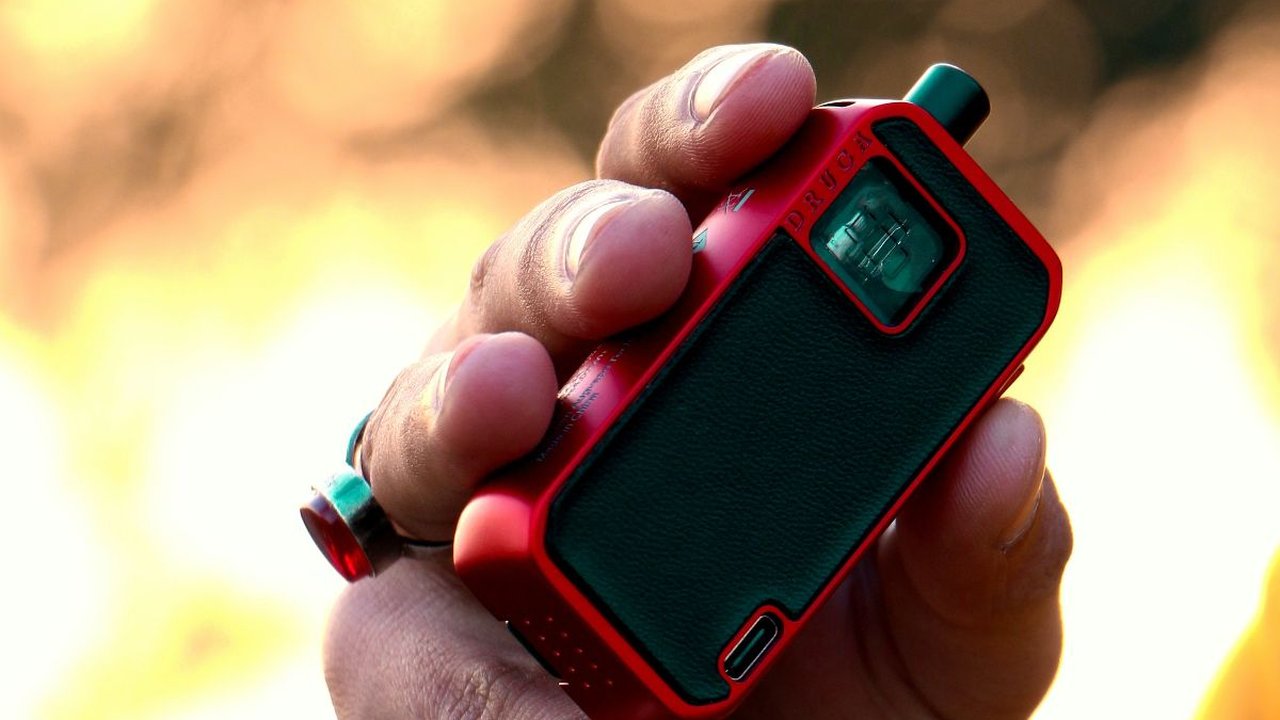 Apakah Vape atau Rokok Elektrik juga Timbulkan Dampak Serupa Rokok pada Gigi dan Mulut?