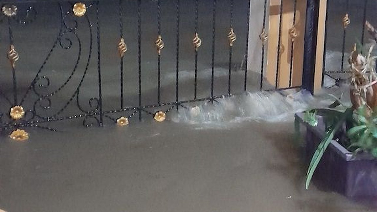 Hujan Tak Kunjung Reda, Kota Padang Terendam Banjir
