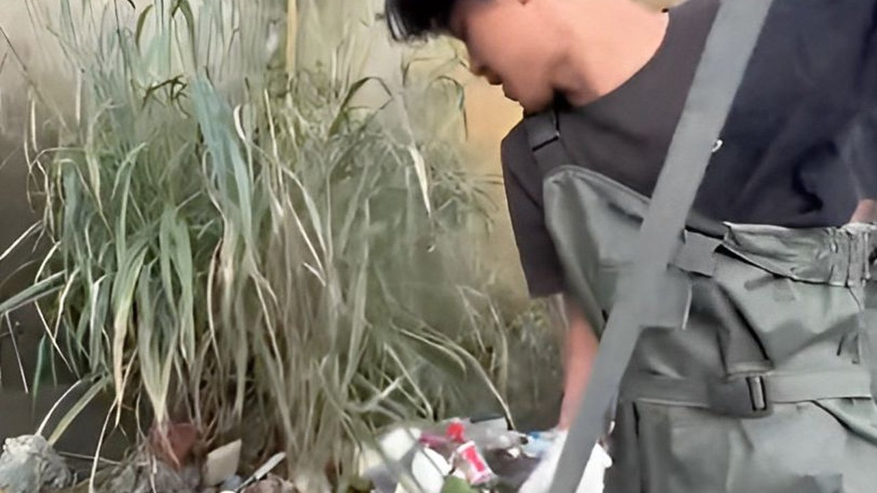 Pemuda Inspiratif Bersihkan Sungai dari Tumpukan Sampah, Temukan Barang Harga Jutaan