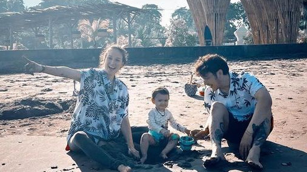 10 Momen Lucu Baby Djiwa Anak Nadine Chandrawinata Main Pasir di Pantai, Gemesin Banget!