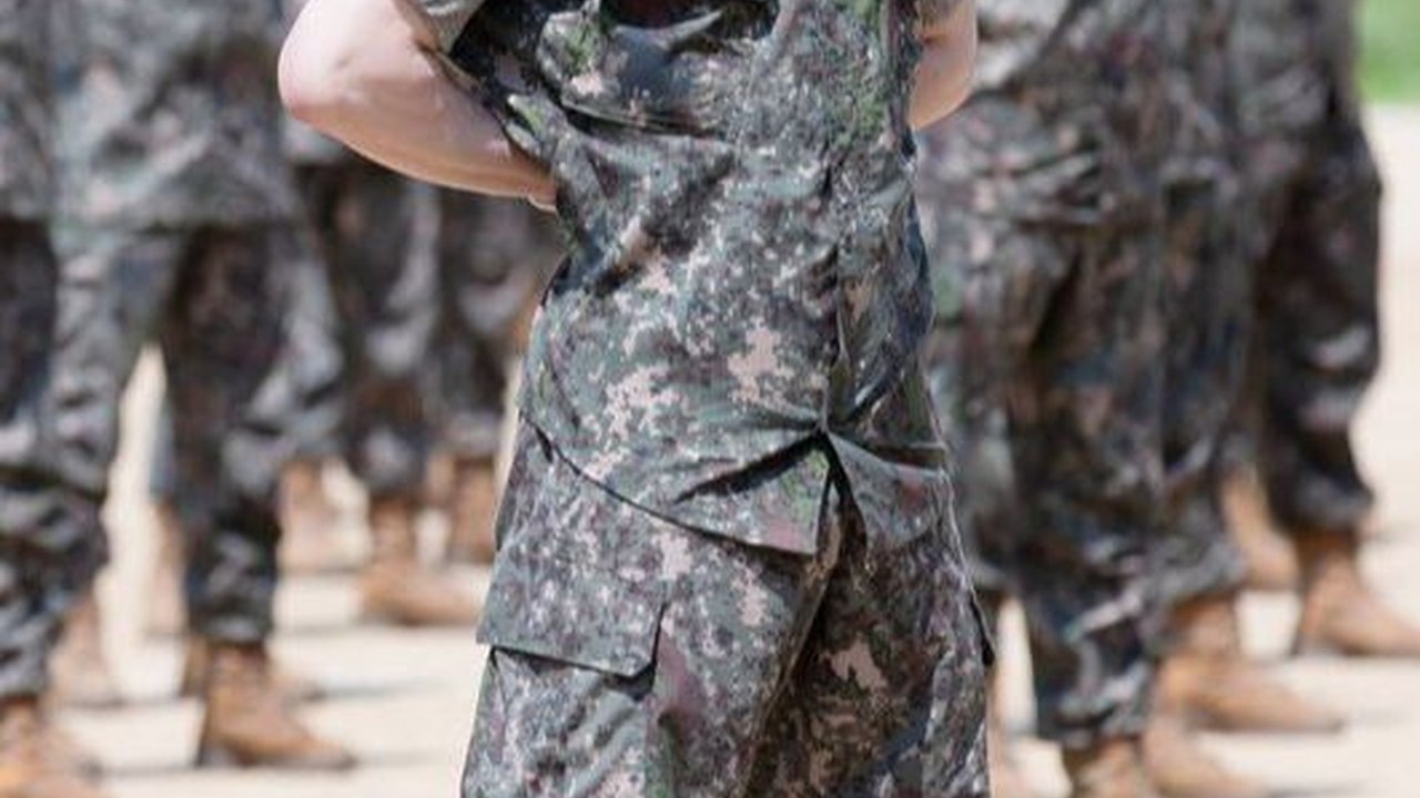 10 Pesona Idol Korea Pakai Seragam Militer, Bikin Fans Ingin Disapa 