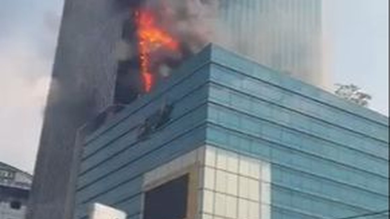 Video Kebakaran Menara K-Link Jakarta, Api Lahap Bagian Tengah Gedung