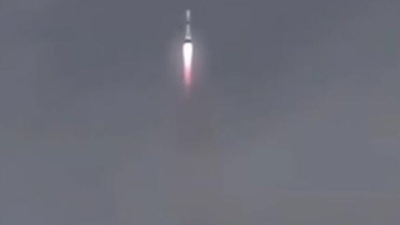 Foto Mengerikannya Kilatan Petir di Atas Langit, Ada yang Terlihat Menyambar Roket