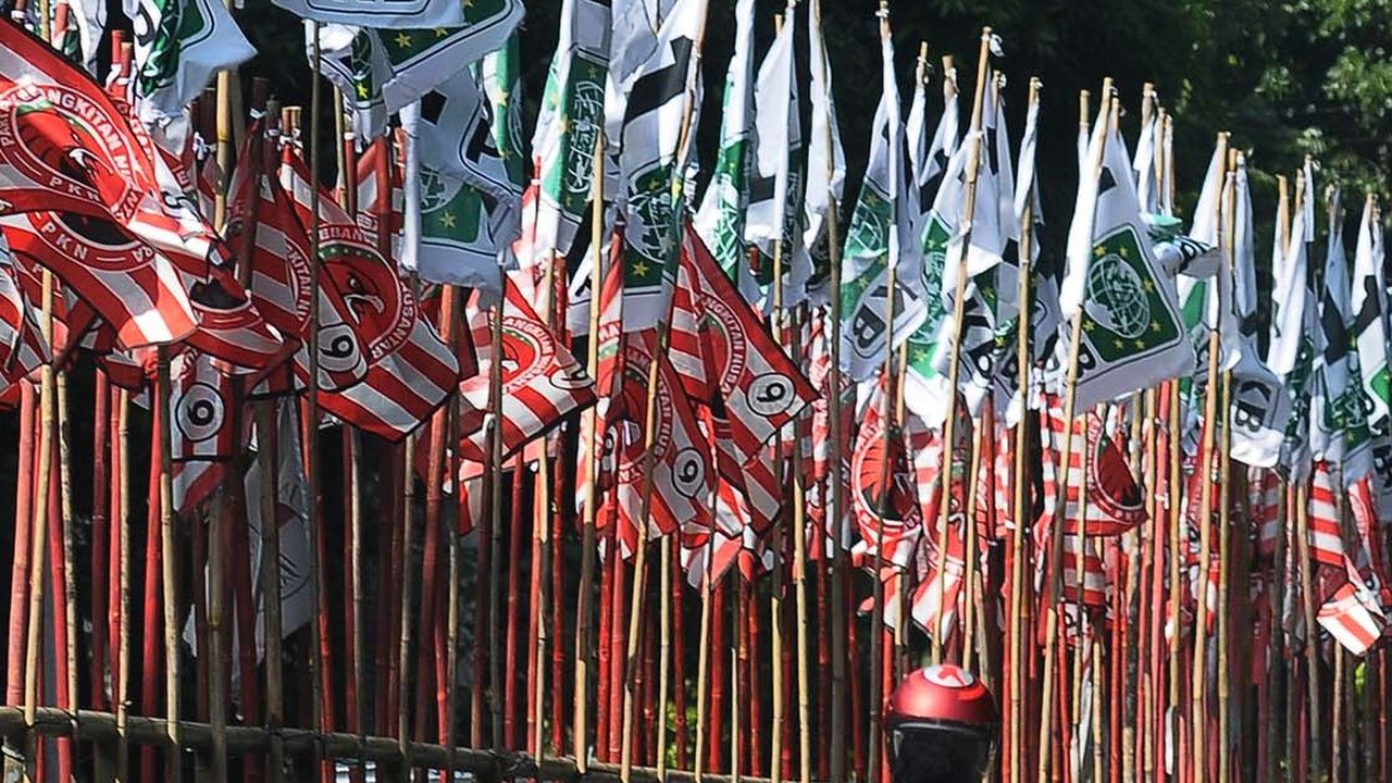 FOTO: Potret Bendera Parpol Sudah Bertebaran Meski Belum Masuk Masa Kampanye Pemilu 2024