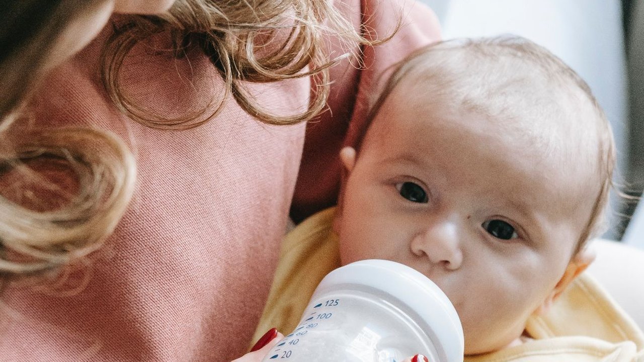 Mengapa Orangtua Perlu Bantu Bayi Bersendawa Setelah Minum Susu