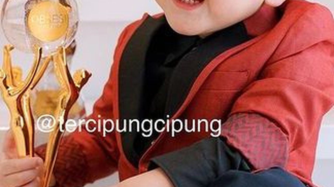 Gemasnya Rayyanza Pakai Jas Merah, Pose sama Piala Penghargaannya