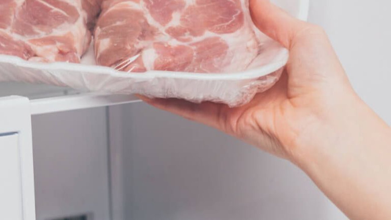 Cara Membersihkan Kulkas Bau Daging dan Penyebab Lainnya, Wajib Tahu