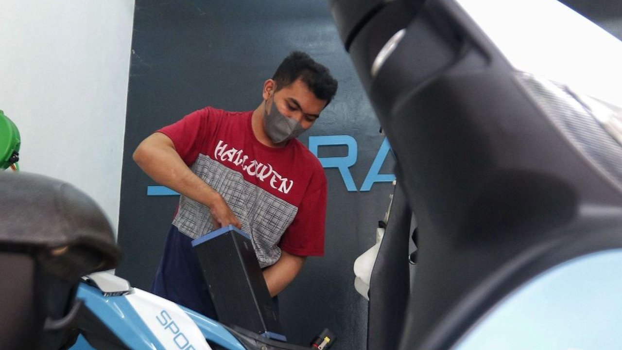 Pangkas Konsumsi BBM, Danamon Sediakan Puluhan Sepeda Motor Listrik untuk Disewa Karyawan