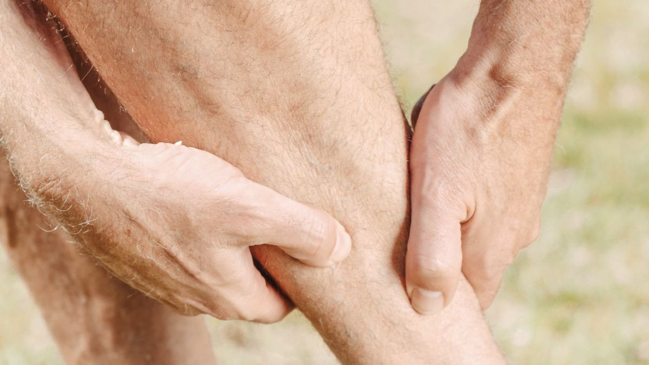 5 Cara Cegah Kaki Sakit dan Pegal saat Berdiri Seharian