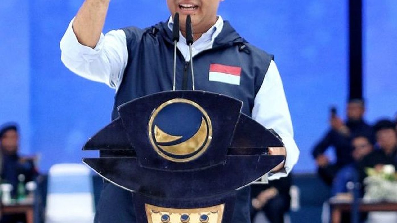 FOTO: Pakai Baret, Pidato 'Berapi-Api' Anies Baswedan Membakar Semangat Para Kader NasDem di Gelora Bung Karno