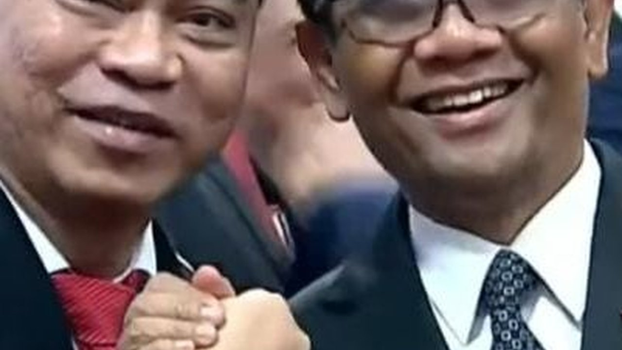 VIDEO: Senyum Lebar Budi Arie 'Projo' Dilantik Jokowi Jadi Menkominfo, Salam Komando ke Mahfud