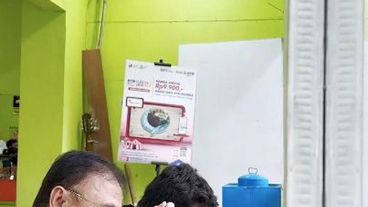 Pensiunan Jenderal Polri Ajak Anak Bontot Makan di Warteg, Momennya jadi Sorotan
