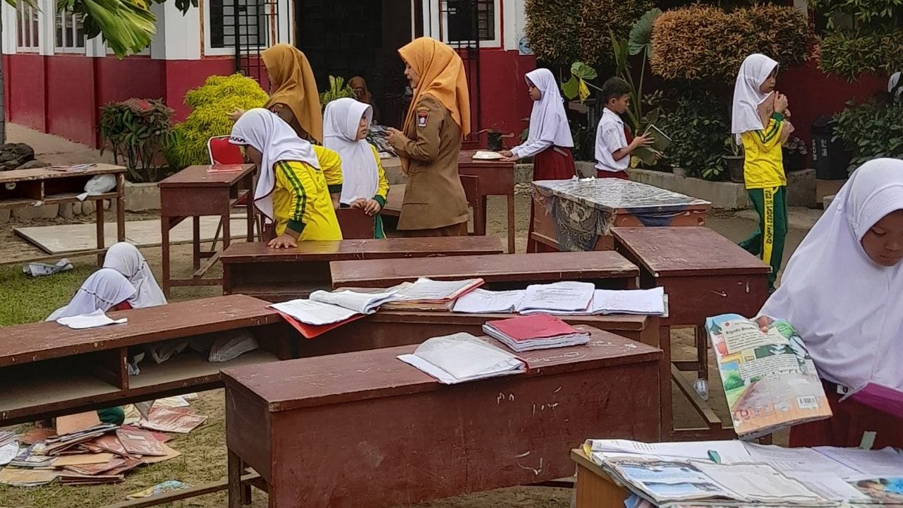 Momen Siswa dan Guru SD di Padang Berjibaku Jemur Buku Pascabanjir