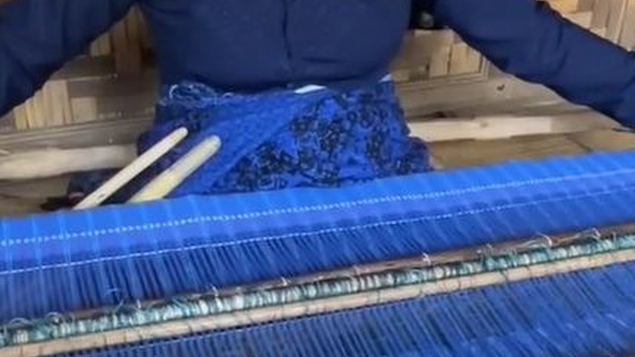 Melihat Para Perempuan Baduy Menenun Kain Tradisional, Hasilkan Motif Indah