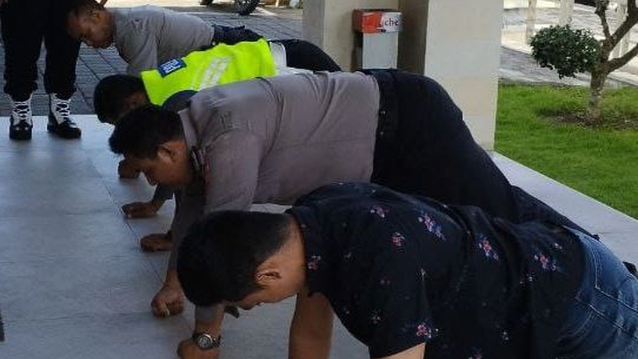 Polisi Tolak Laporan Korban Pencopetan dan Malah Minum Bir Dihukum Push Up