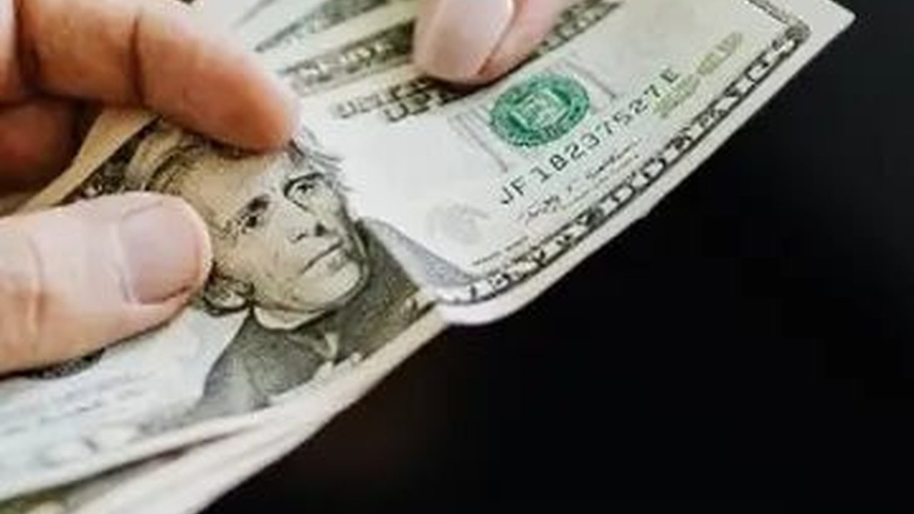 Bule-Bule Kaget Dengar UMR di Indonesia, Ternyata Segini Rata-Rata Gaji Mereka di Luar Negeri