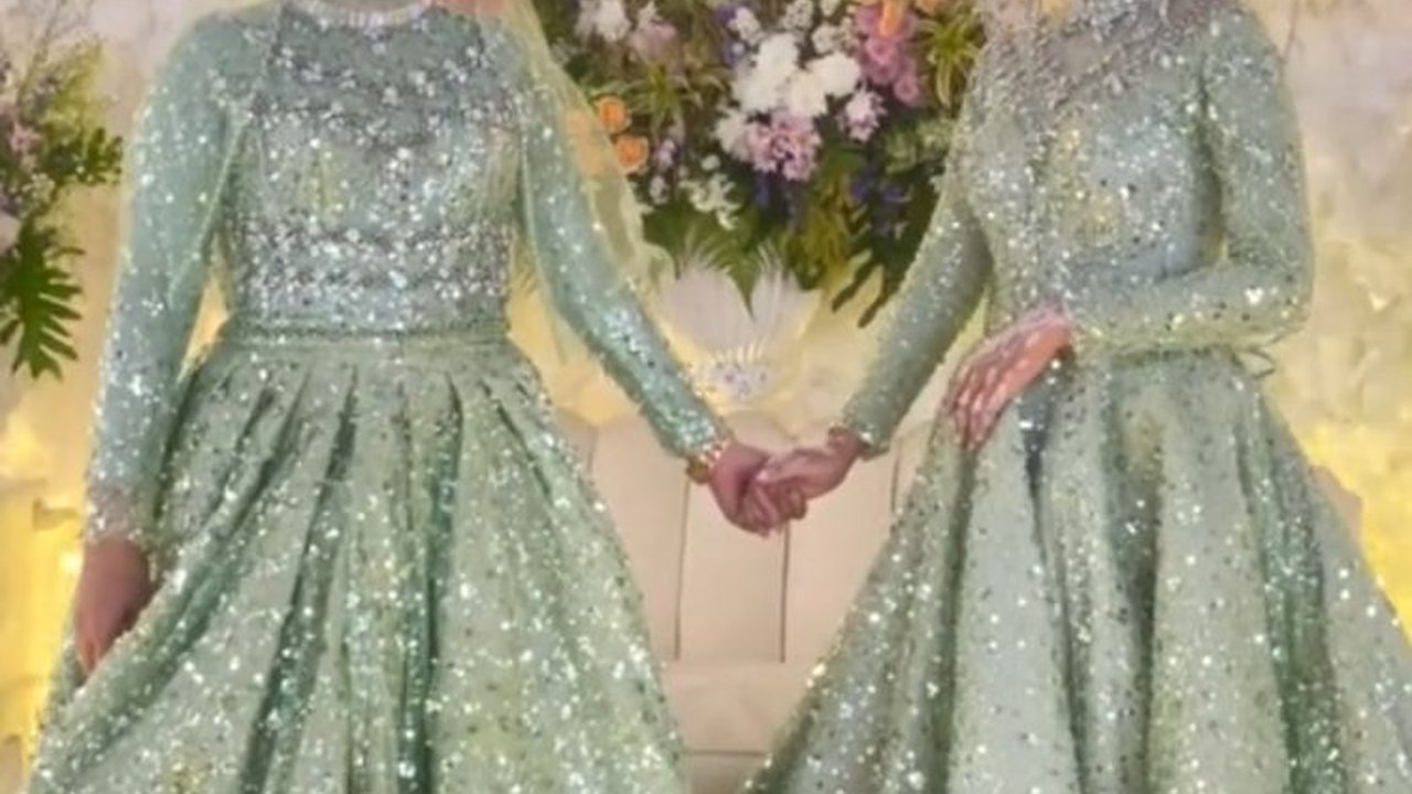 Tak Mau Kalah, Ibu Pengantin Ini Pakai Gaun Sama Persis dengan Anaknya