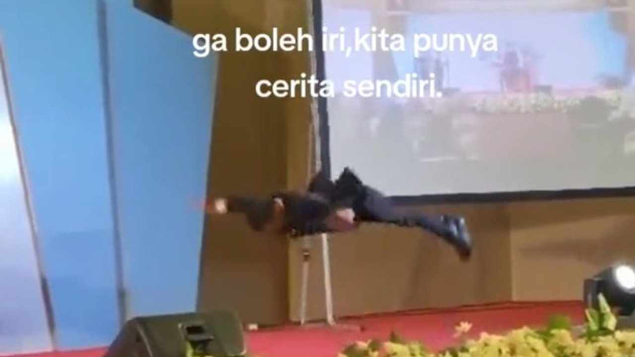 Jatuh di Panggung saat Wisuda, Pria Ini Tolak Malu dengan Push Up dan Bergaya Keren