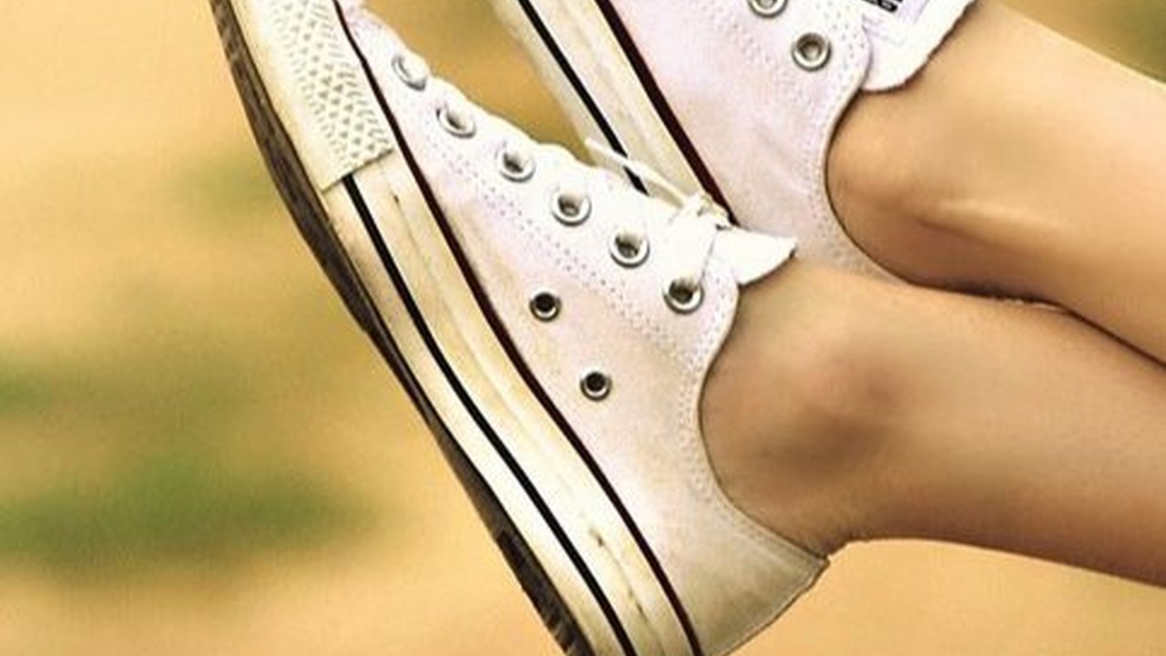 Cara Mencuci Sepatu Putih dengan Benar, Perhatikan Bahan Sepatu dan Sabun