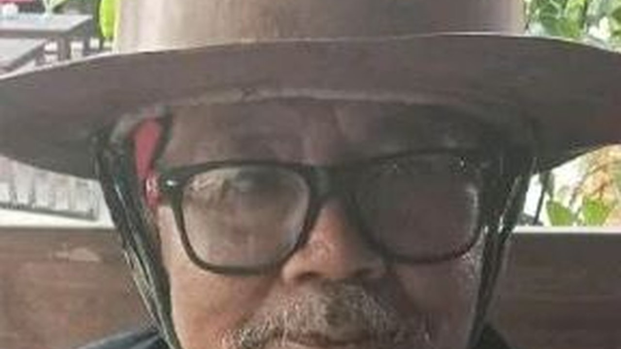Kisah Mbah Sugiyarno dari Blora, 40 Tahun Kenakan Topi Berbahan Kayu Jati