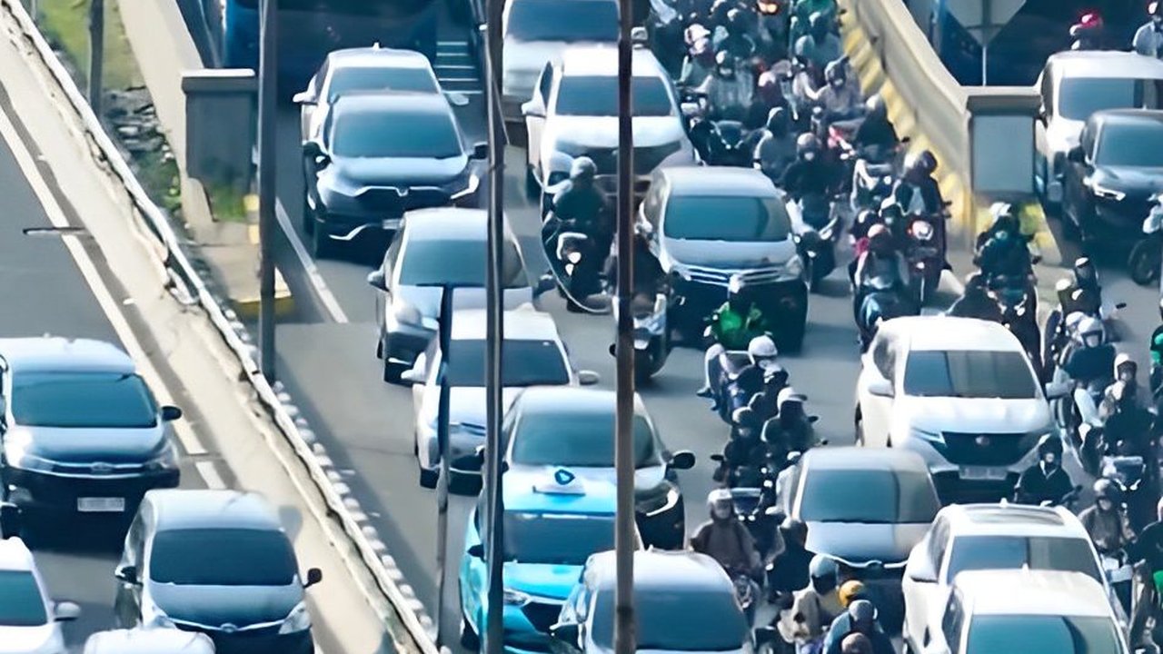 Penampakan Kusutnya Kemacetan di Jalan Gatot Subroto Jakarta Selatan, Motor Bejibun Mirip Semut, Mobil Kayak Ular Tangga