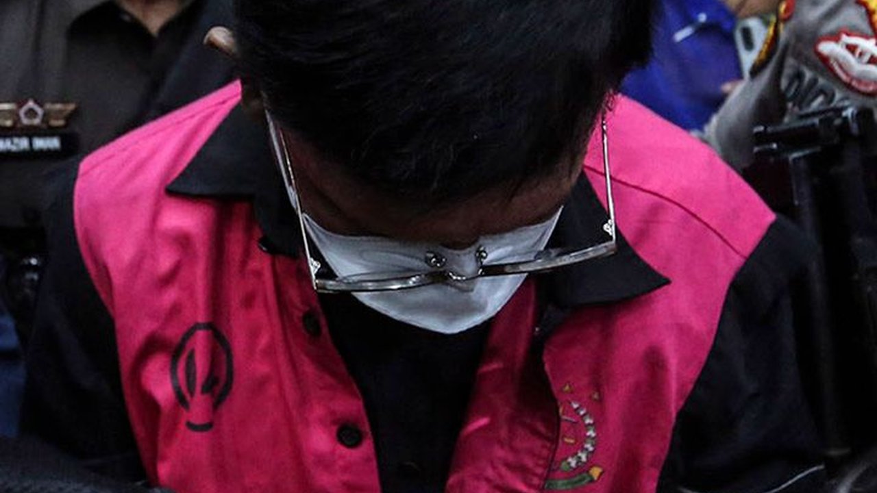 FOTO: Raut Eks Menkominfo Johnny G Plate Tertunduk Lesu Usai Eksepsi Ditolak Hakim
