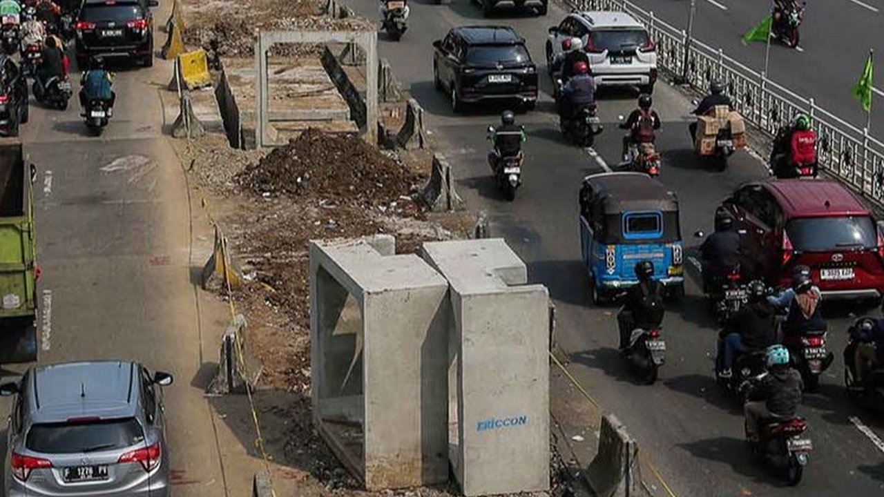FOTO: Bikin Macet, Proyek Drainase Sepanjang 2.400 Meter di Jakarta Selatan Ditargetkan Tuntas November 2023