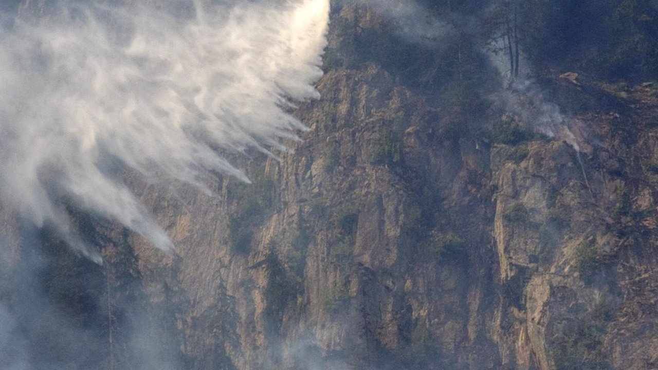 FOTO: Dampak Gelombang Panas Kian Meluas, Hutan Pegunungan di Swiss yang Identik Beriklim Sejuk Terbakar